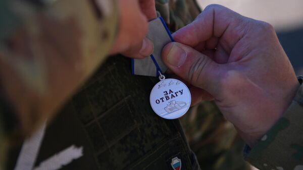 Награждение медалью российского военнослужащего в зоне СВО