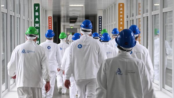 Сотрудники перед началом смены на Кольской атомной электростанции (АЭС) в Мурманской области