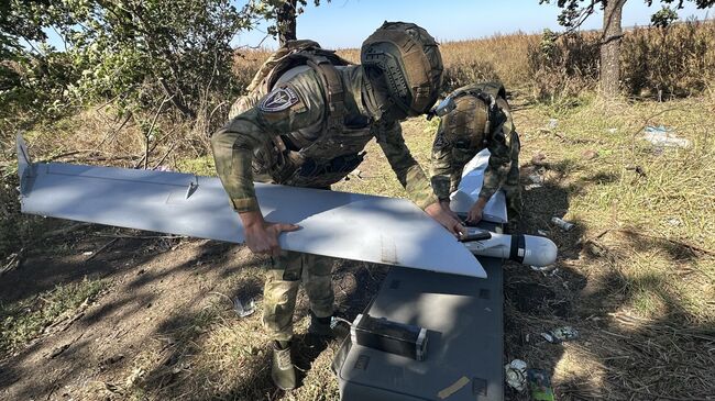 Техники группы БПЛА ОБТФ Каскад Найк и Дым готовят разведывательный дрон Зала к запуску