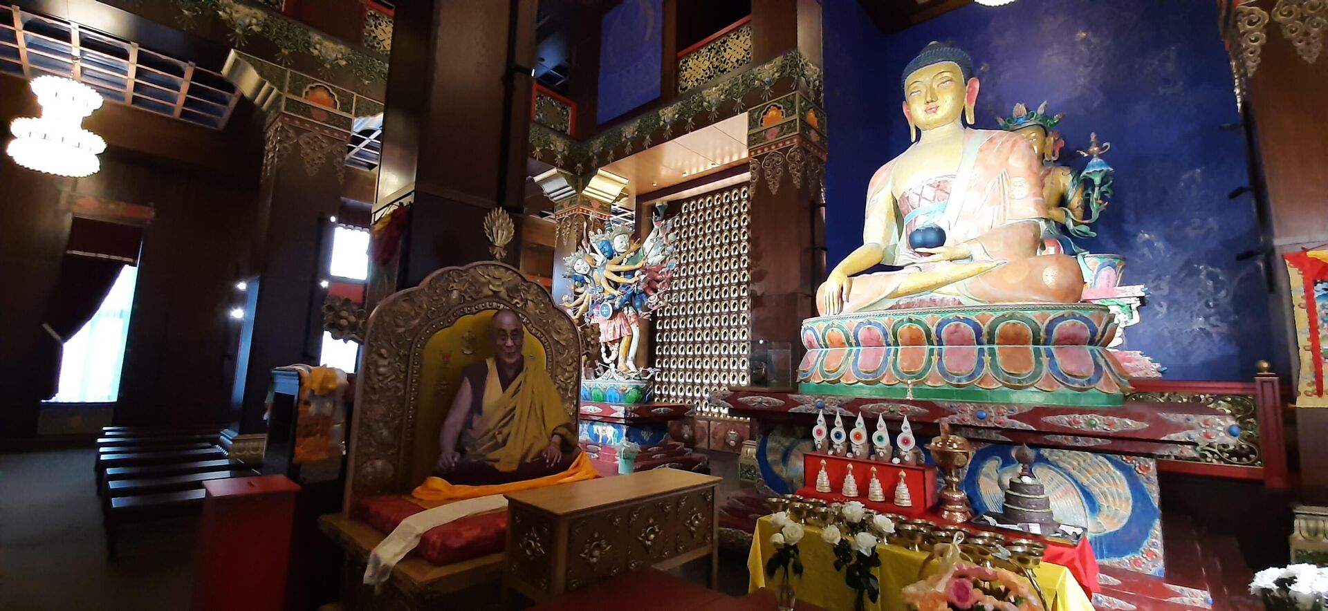 Статуя Будды и трон Далай-ламы в алтарном зале главного храма Тувы Тубтен Шедруб Линг - РИА Новости, 1920, 27.09.2023