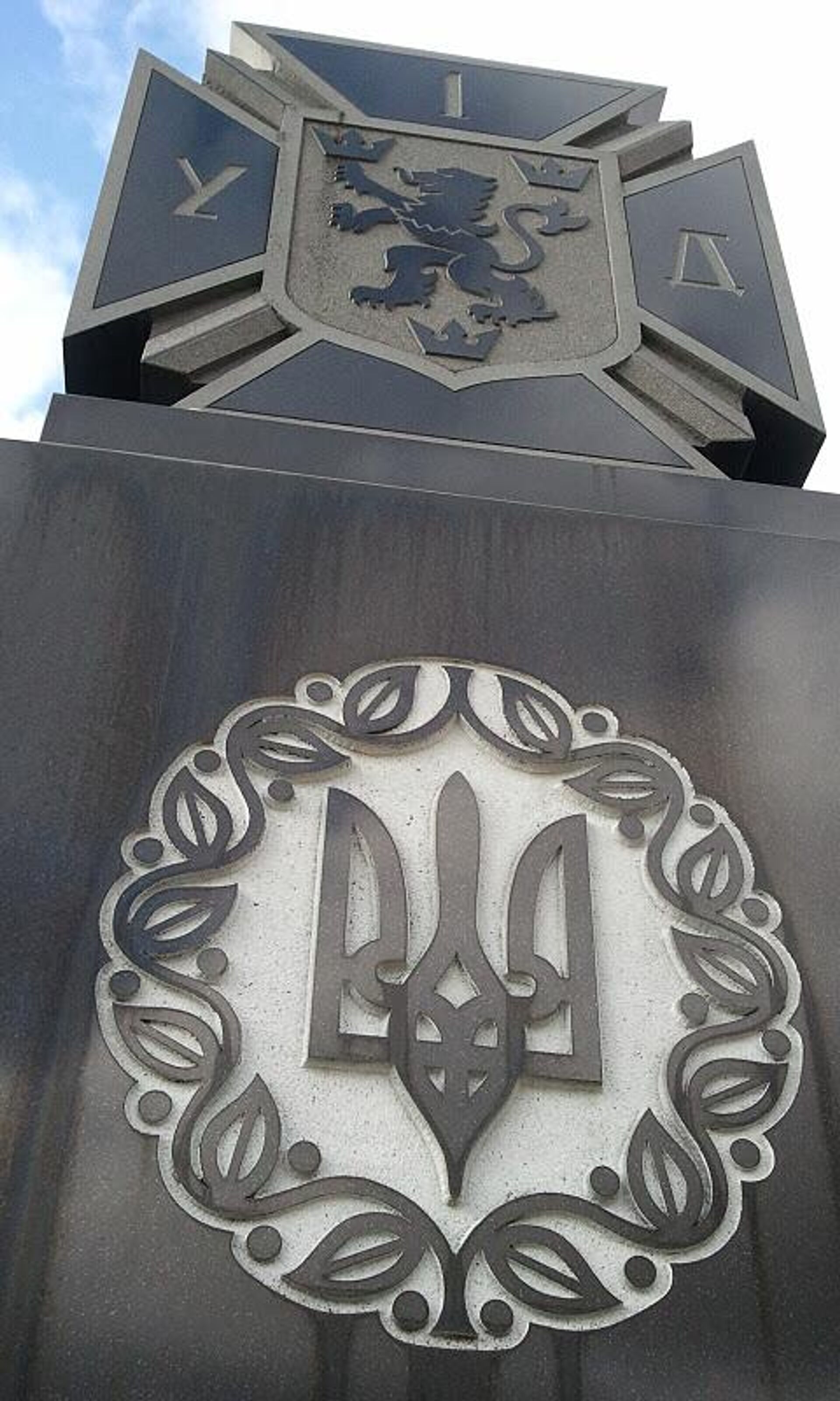Надгробие с эмблемой дивизии Ваффен СС Галичина на кладбище святого Владимира в Оквилле, Канада Надгробие с эмблемой дивизии Ваффен СС Галичина на кладбище святого Владимира в Оквилле, Канада - РИА Новости, 1920, 16.02.2024