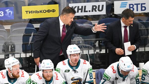 Главный тренер ХК Сочи Дмитрий Кокорев (слева на втором плане)