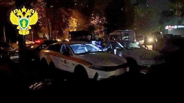 Автомобиль такси, в котором были обнаружены тела двух молодых людей в Измайловском районе Москвы
