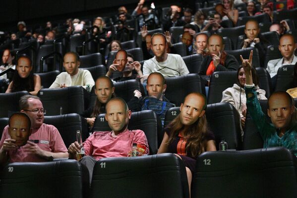 Зрители на премьере фильма Неудержимые 4 в кинотеатре Формула кино на Кутузовском в Москве