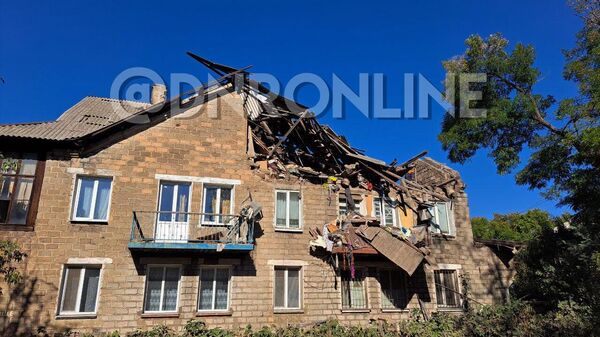 Последствия обстрела Кировского района Донецка со стороны Украины, где в результате прямого попадания в жилой дом произошло обрушение перекрытий