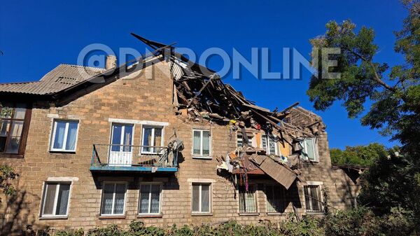 Последствия обстрела Кировского района Донецка со стороны Украины, где в результате прямого попадания в жилой дом произошло обрушение перекрытий