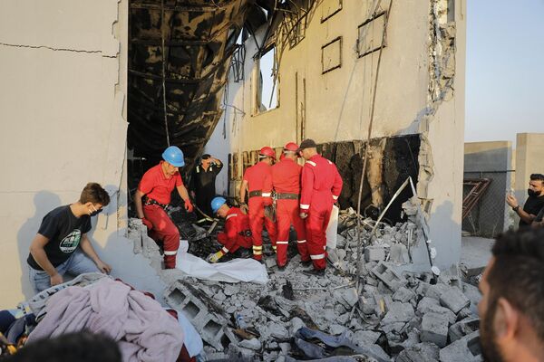Пожарные осматривают повреждения в зале для проведения свадебных мероприятий в Каракоше, также известном как Хамдания после пожара