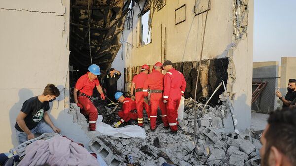 Пожарные осматривают повреждения в зале для проведения свадебных мероприятий в Каракоше, также известном как Хамдания после пожара