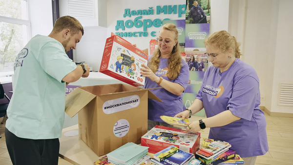 Московские волонтеры упаковывают школьные принадлежности для школьников ЛНР