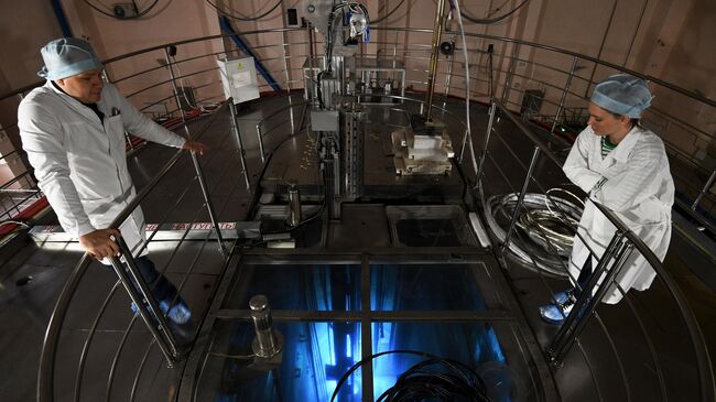 Голубое свечение заряженных частиц, исходящее из активной зоны исследовательского ядерного реактора в учебно-научном центре Исследовательский ядерный реактор Томского политехнического университета (ТПУ)
