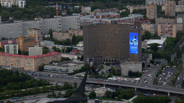Вид со смотровой площадки Останкинской телебашни на Cosmos Hotel Group и монумент Покорителям космоса