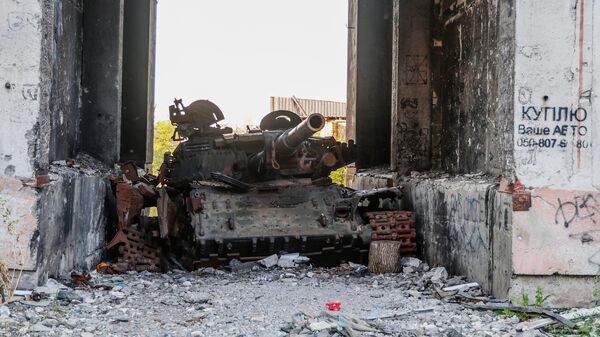 Сожженный украинский танк в арке жилого многоэтажного дома в Северодонецке