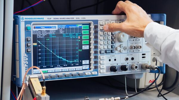 Измерение спектральной плотности мощности шумов опорного генератора на различных остройках от частоты несущего колебания