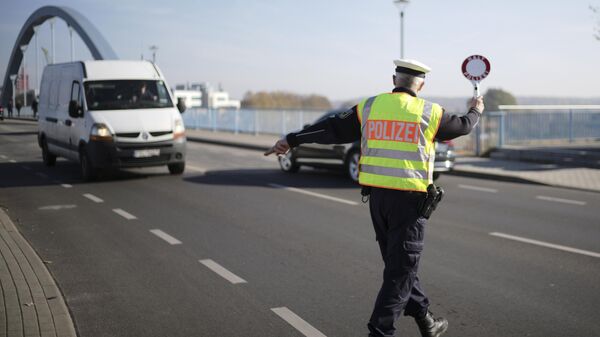 Сотрудник полиции останавливает автомобиль в поисках мигрантов на границе Польши и Германии во Франкфурте-на-Одере