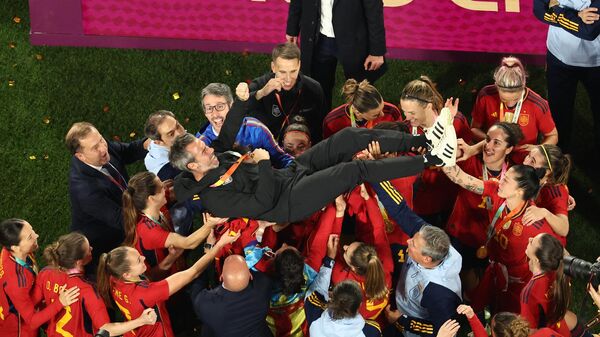 Бывший главный тренер сборной Испании Хорхе Вильда на руках футболисток после победы на ЧМ-2023