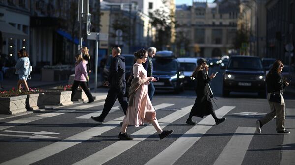 Люди переходят дорогу