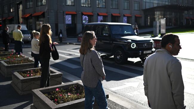 Люди на Неглинной улице в Москве