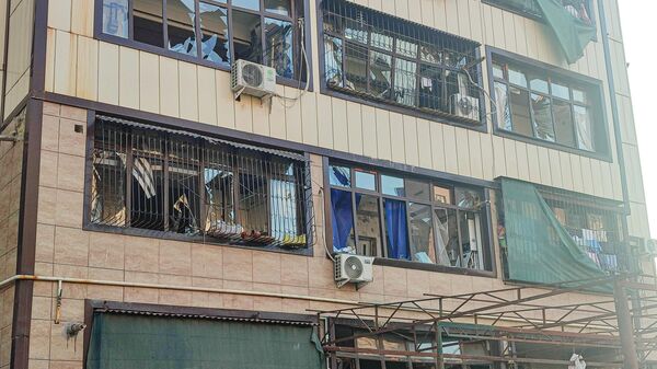 Выбитые стекла жилого дома в результате взрыва на складе в Ташкенте. Взрыв произошел на складе компании Интер Логистика в Сергелийском районе Ташкента