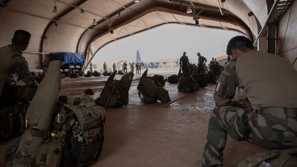 Военнослужащие на французской авиабазе в Ниамее