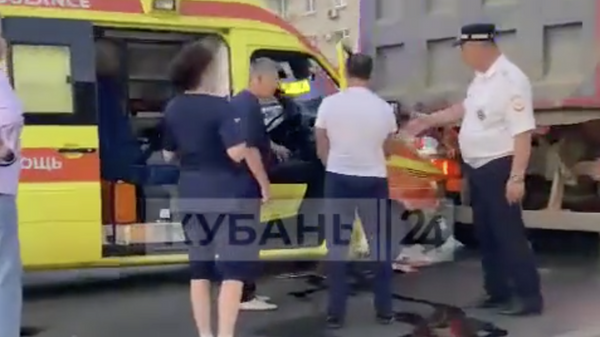 Место аварии с легковым автомобилем и самосвалом в Краснодаре. 28 сентября 2023