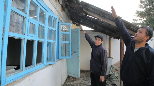 Повреждения дома после взрыва на складе в Ташкенте