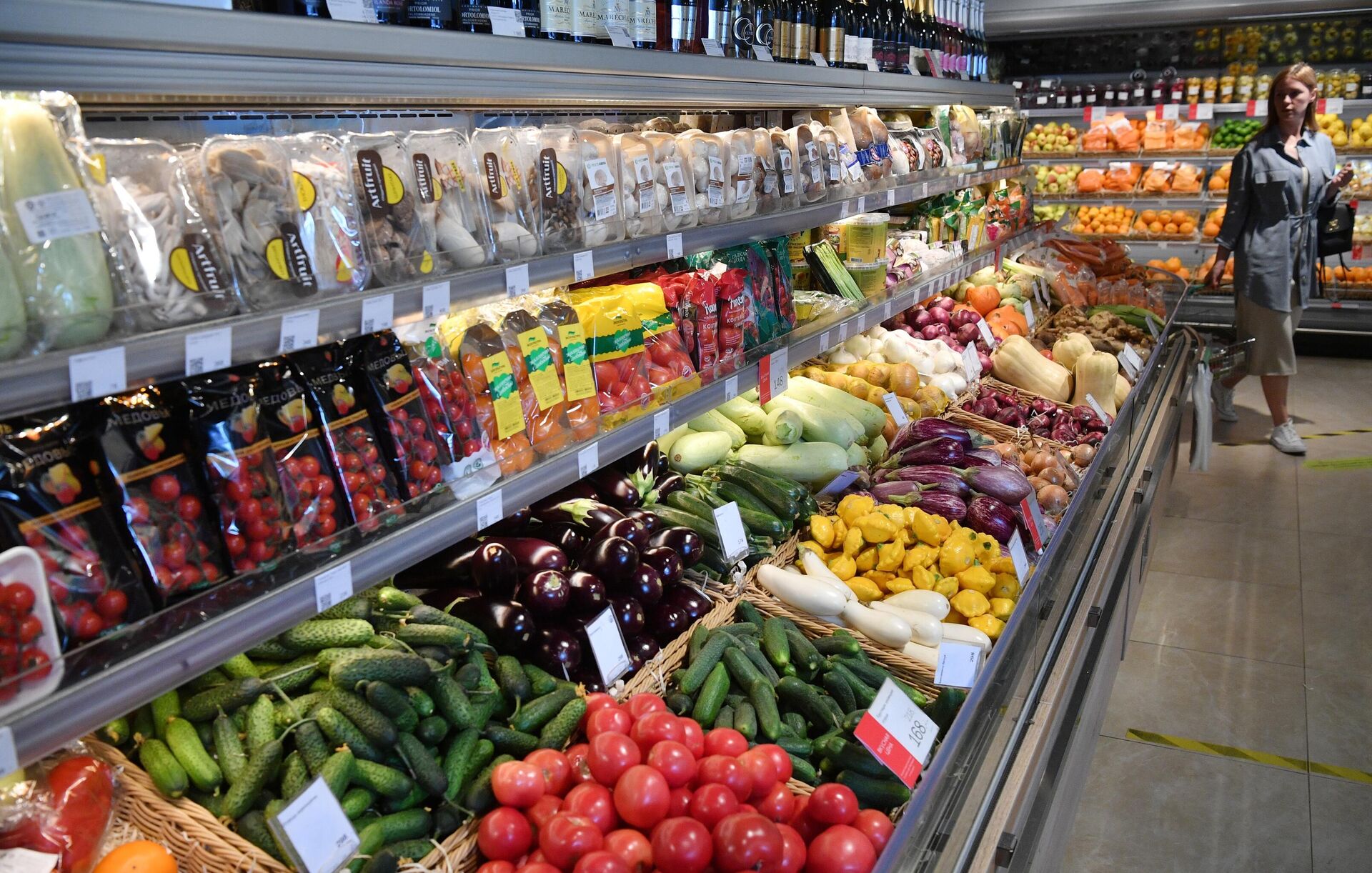 Девушка в овощном отделе магазина Азбука Вкуса в Москве Девушка в овощном отделе магазина Азбука Вкуса в Москве - РИА Новости, 1920, 15.12.2025