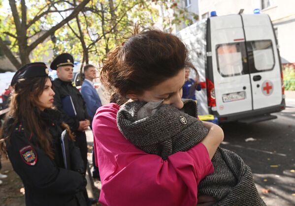 Жительница со спасенной кошкой у дома № 10 на улице Октябрьская в Балашихе, где произошел взрыв газа
