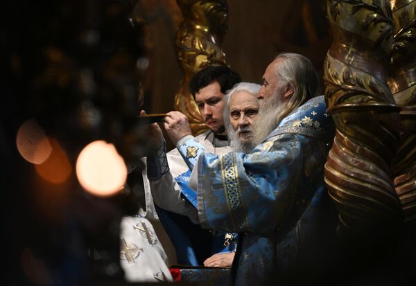 Священнослужители на Патриаршем служении в день чествования Донской иконы Божией Матери в Донском ставропигиальном мужском монастыре в Москве