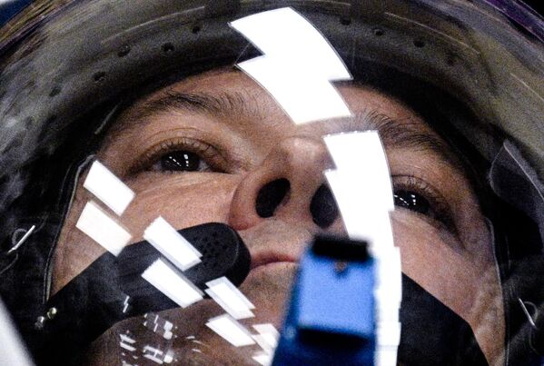 Член основного экипажа космонавт Роскосмоса Олег Кононенко во время проверки герметичности скафандров перед запуском транспортного пилотируемого корабля Союз МС24 на космодроме Байконур