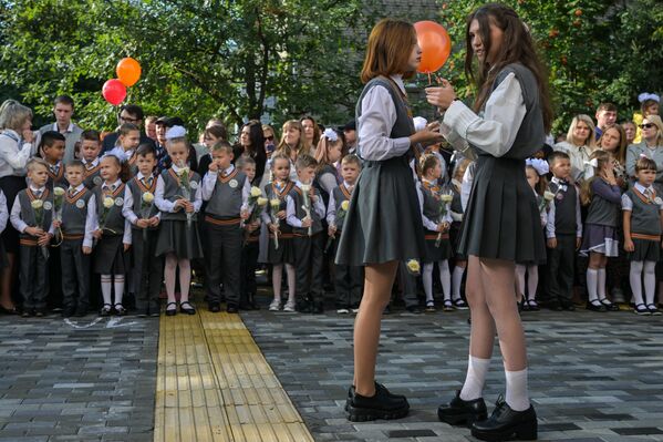 Школьники на торжественной линейке, посвященной открытию новой средней школы №54 и началу учебного года в Новосибирске