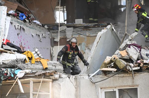 Сотрудники МЧС во время обрушения плиты во время спасательной операции на месте взрыва газа в жилом доме № 10 на улице Октябрьская в Балашихе