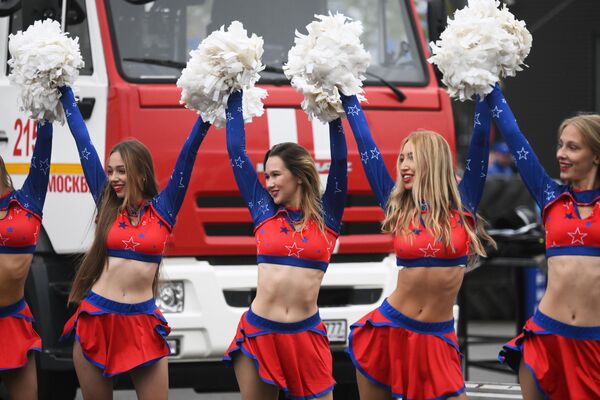 Девушки из группы поддержки во время финала Чемпионата Москвы по боевому развертыванию в Лужниках
