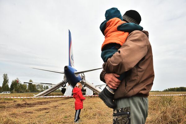 Местные жители возле самолета авиакомпании Уральские авиалинии, совершившего аварийную посадку на грунт в Убинском районе Новосибирской области