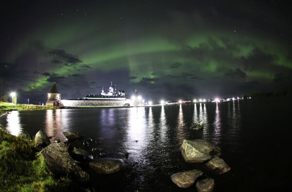Северное сияние, наблюдаемое на Соловецком острове в Архангельской области. На втором плане – Соловецкий монастырь