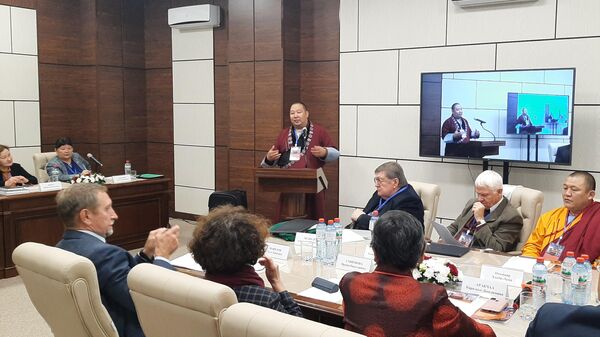 Камбы-лама Тувы Гелек Нацык-Доржу выступает на Первой международной научной конференции по традиционной медицине в Кызыле