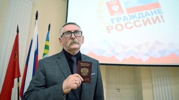 Украинский православный публицист Ян Таксюр во время торжественного вручения паспорта РФ