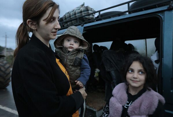 Беженцы из Нагорного Карабаха в гуманитарном центре в селе Корнидзор в Армении