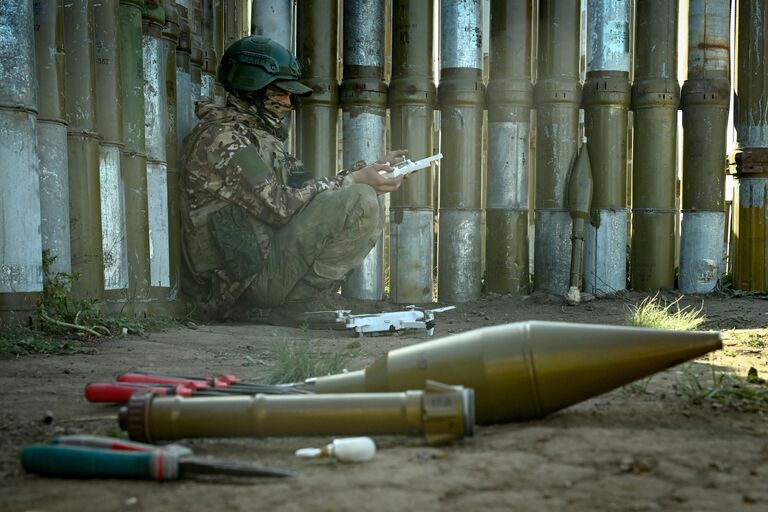 Военнослужащий ВС РФ проходит обучение по полетам на ударных FPV-дронах Бумеранг на полигоне в тыловом районе СВО на Краснолиманском направлении