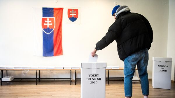 Мужчина во время голосования на парламентских выборов в Словакии