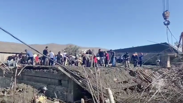 Разбор завалов недостроенного дома в селе Карабудахкент в Дагестане