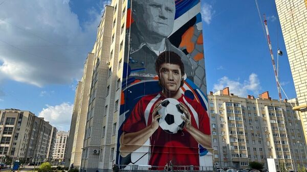 Портреты футболиста Юрия Жиркова и его тренера Валерия Шарапова на одном из зданий в Тамбове