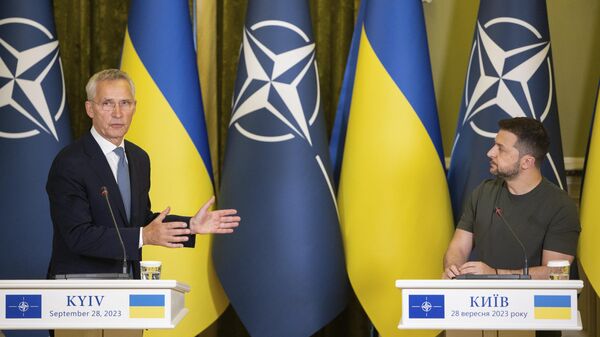 Генеральный секретарь НАТО Йенс Столтенберг и президент Украины Владимир Зеленский во время встречи в Киеве. 28 сентября 2023