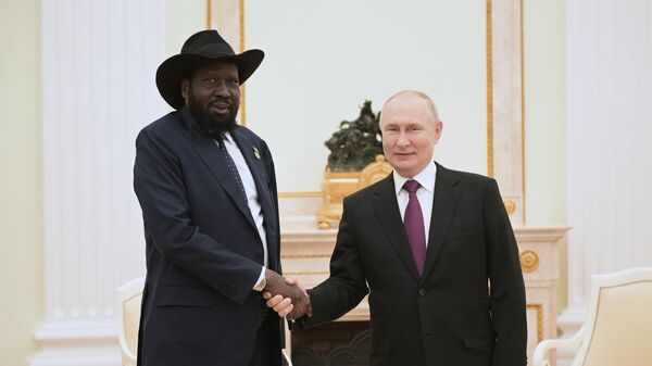 Президент России Владимир Путин и президент Южного Судана Сальваторе Киир во время встречи в Москве