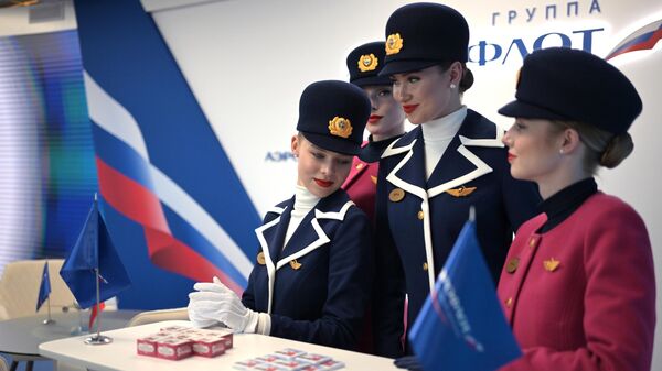 Участницы Восточного экономического форума во Владивостоке на стенде компании Аэрофлот