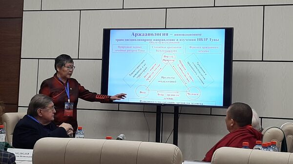 Кара-кыс Аракчаа из НИИ медико-социальных проблем и управления Тувы рассказывает о целебных источниках (аржаанах) на Первой международной конференции по традиционной медицине