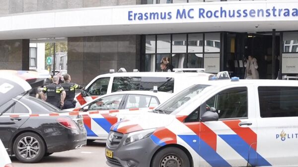 Автомобили полиции у медицинского центра Роттердама