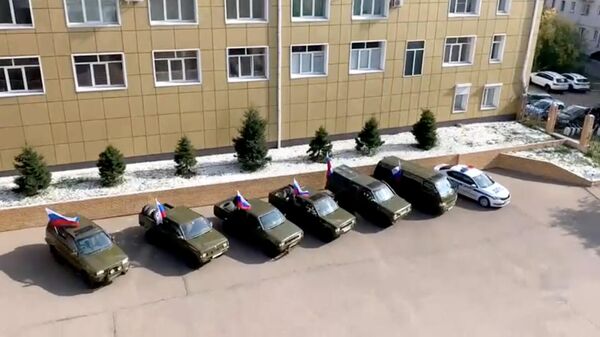 Автомобили, закупленные сотрудниками силовых структур Бурятии, для нужд СВО. Кадр видео