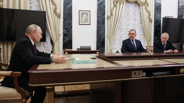 Владимир Путин, Юнус-Бек Евкуров и Андрей Трошев во время встречи