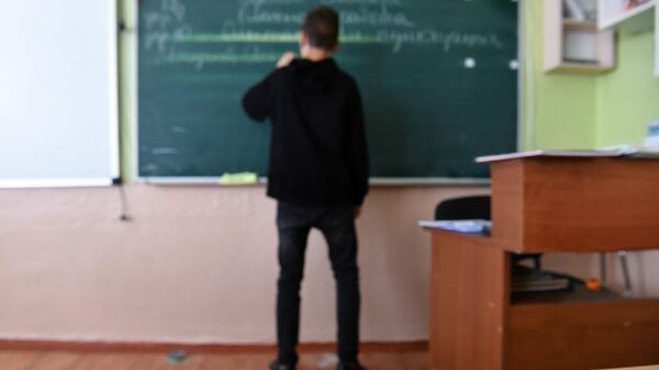 Ученик у доски на уроке русского языка 