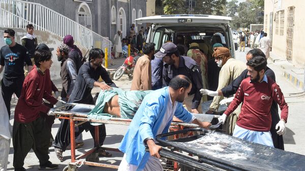 Автомобили скорой помощи у больницы в пакистанском городе Кветта после взрыва в мечети в городе Мастунг 